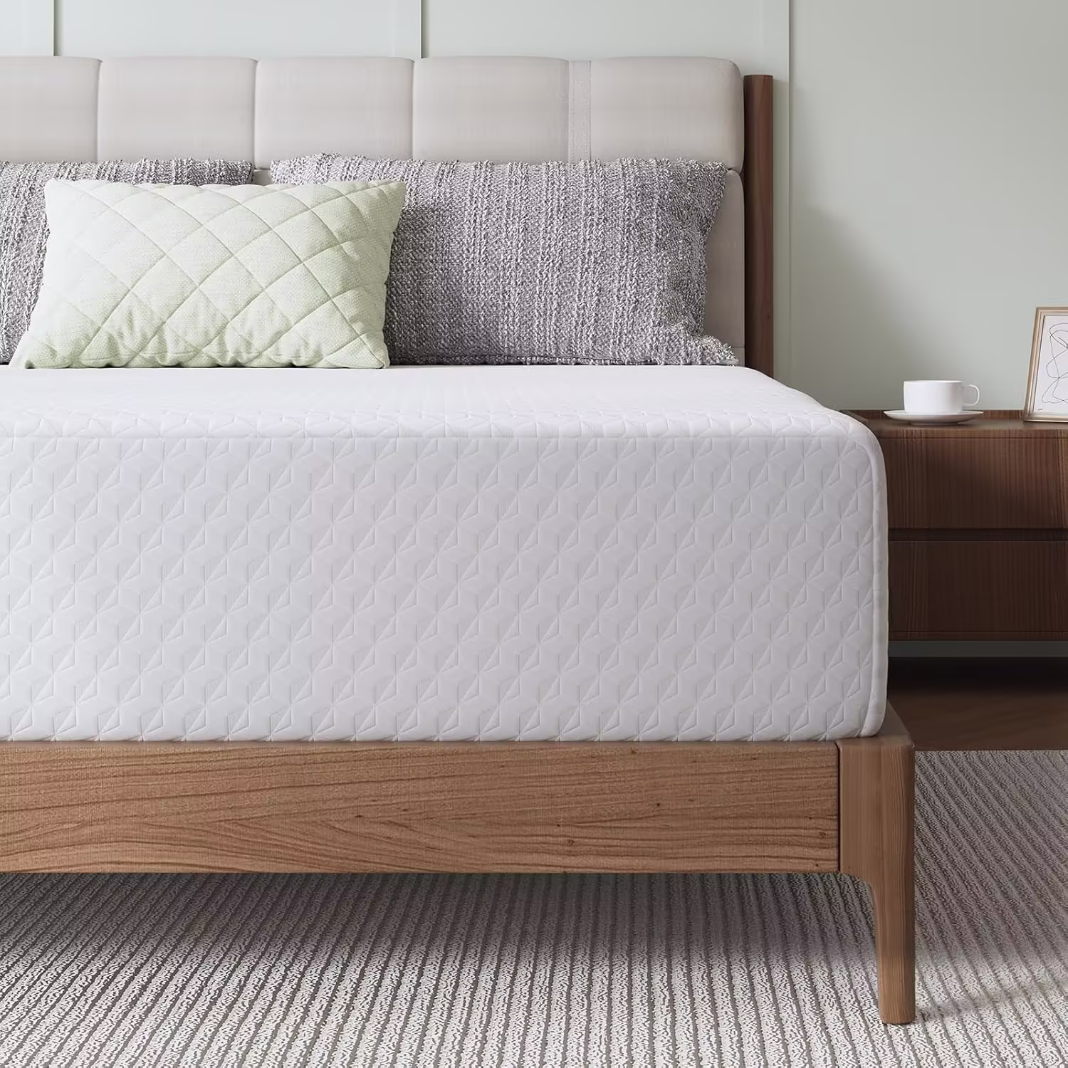 Novilla 10 Inch Queen Mattress, Memory Foam Mattress Queen with Breathable Comfort Layer & High-Density Base Foam for Pressure Relief & Support, CertiPUR-US Certified for a Cool & Refreshed Sleep